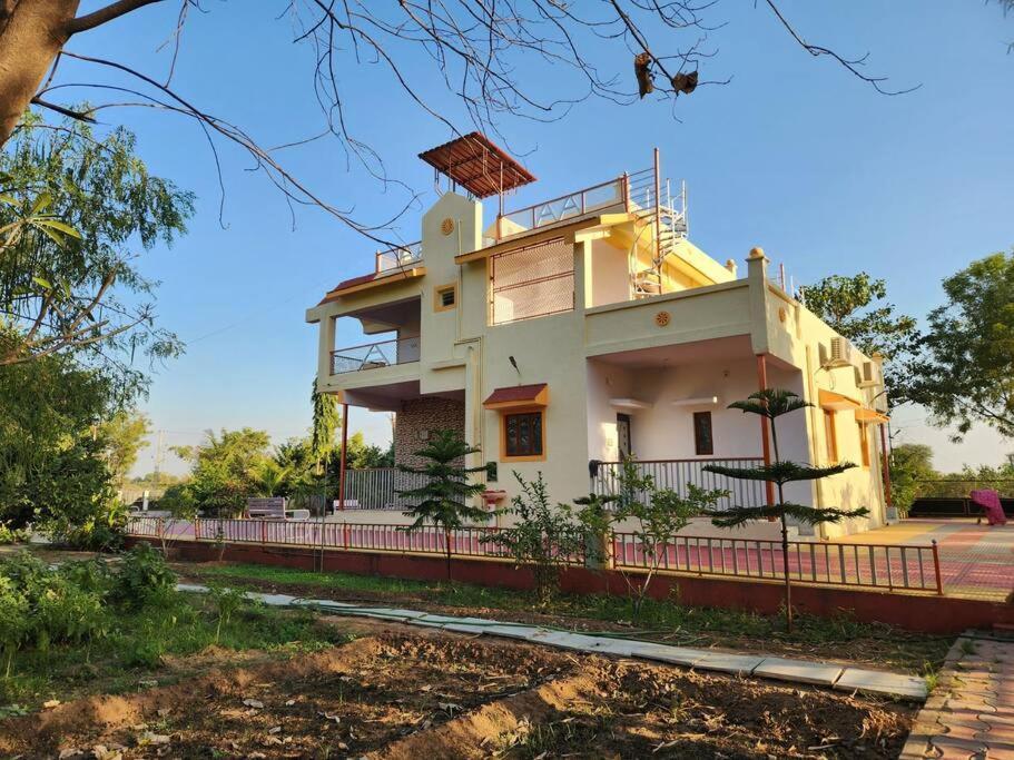 Farmhouse Close To Nature - Kesari Farm Gandhinagar Exterior photo